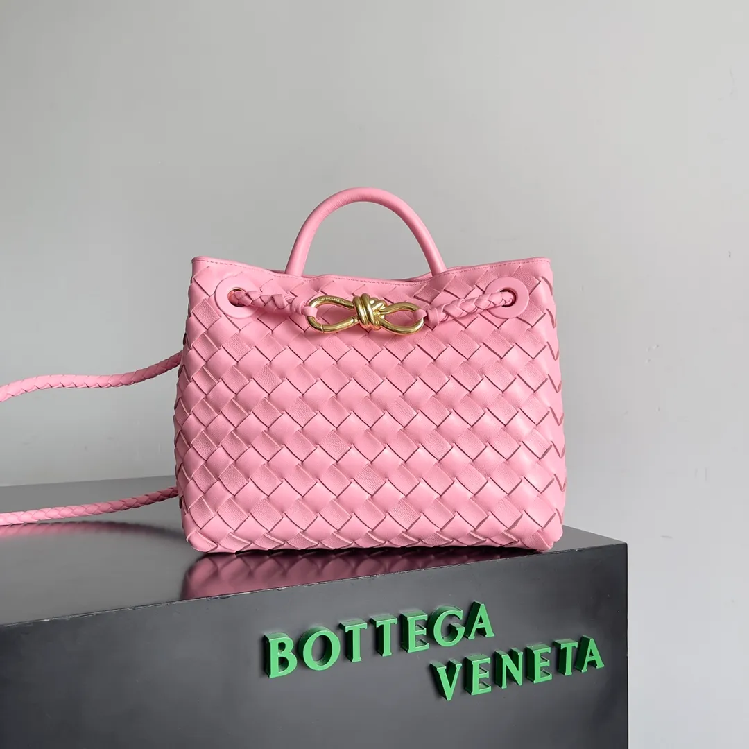 The 2023 new Andiamo batch of 1860 BV has been shipped‼ ️Really popular🔥The new Andiamo woven handbag launched by Bottega Veneta this season is really popular all over the world! ! Celebrities at home and abroad have worn it, and Oscar-winning actress Michelle Yeoh has taken it out on the street. Song Jia, Trai Yara, Yu Feihong, Sanji Ayaka, Rosie Hunting-Whiteley, Yoshioka Riho, etc. have all picked up this bag. It is classic and versatile, showing off its temperament, and the bag capacity is also large, which is very convenient for daily commuting! ! A variety of carrying methods, the shoulder straps can be adjusted by yourself, the original lambskin feels soft and delicate, and the neutral style is made to break gender boundaries and bring a more practical and longer-lasting use experience. Andiamo, which has both elegant and casual styles, perfectly interprets the true appearance of "fashionable old money style". Style number: 743568 Size: 25*22*10.5cm
